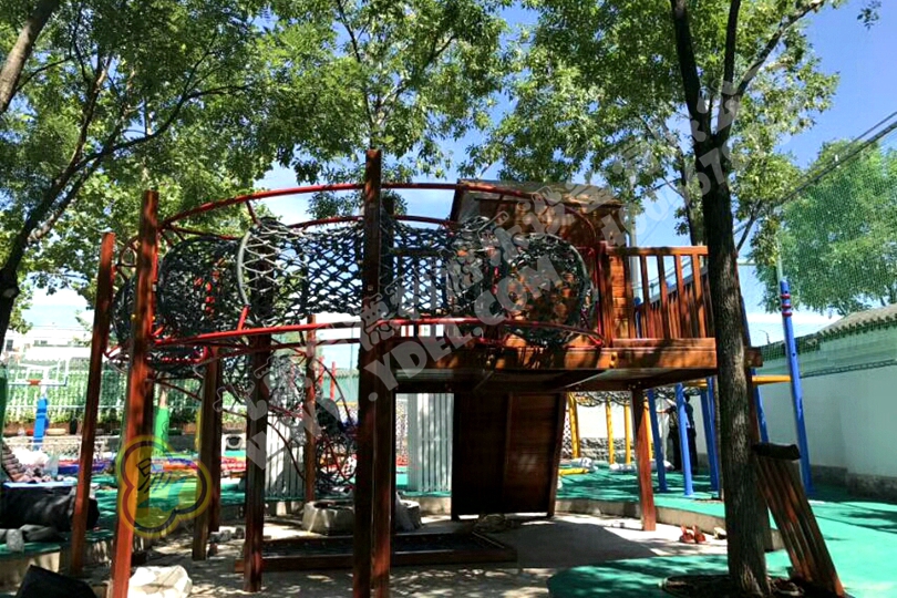 幼兒園戶外鉆網(wǎng)滑梯