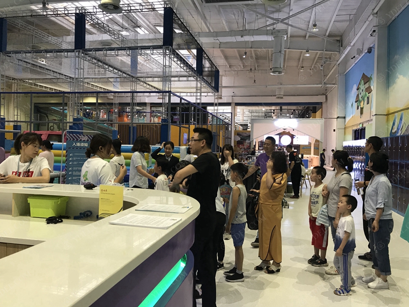 室內公園排隊游玩場景